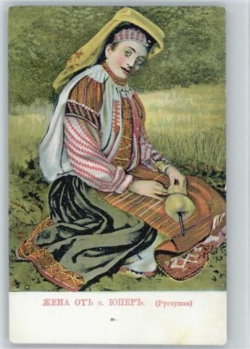 Russland? Frau sitzt im Gras