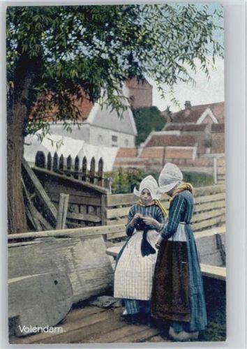 1915 Trachtenkinder aus Volendam mit Strickzeug