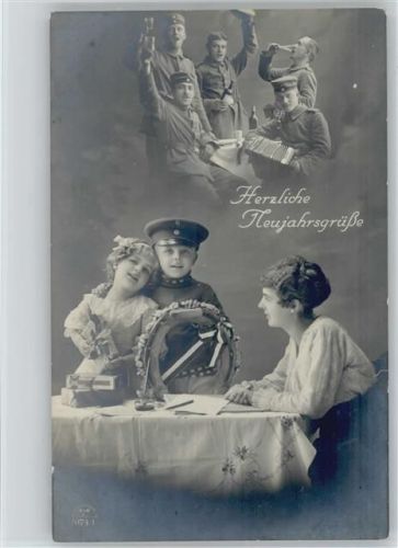 Neujahr - Hufeisen - Junge in Uniform - Tintenfass - Soldaten feiern mit Bier und Sekt einer spielt mit der Quetschkommode