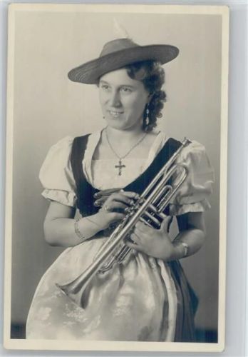 Frau mit einer Trompete Foto AK Trachten