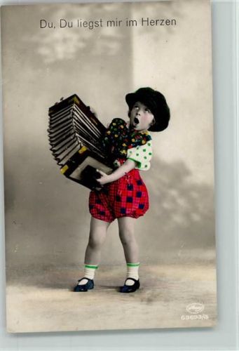Amag Serie 63693-3 - Mädchen spielt Ziehharmonika