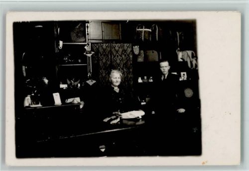 Hinter dem Verkaufstresen - Foto ca 1940 AK