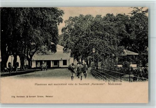 Makassar Plantsoen met muziektent voor de Societeit Harmonie