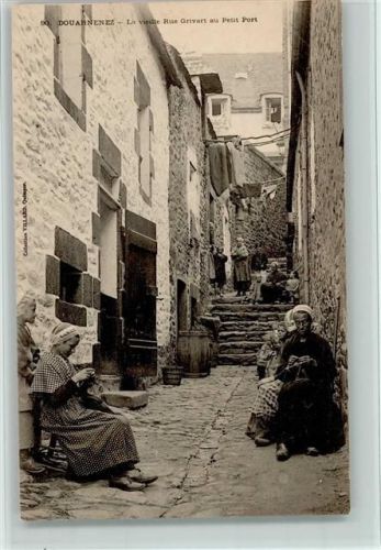 Douarnenez 1900 Frauen sitzen in der Gasse - Rue Grivart ca 1905, gute Erhaltung AK