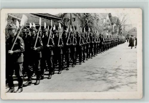1940 Hakenkreuzfahne - marschieren in der Kolonne WK II