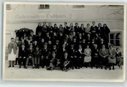 Laufen Oberndorf-Laufen Gruppenaufnahme Akkordeon Trompete Gasthaus Niedermüller Ort lt. Fotograf