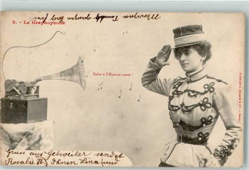 Junge Frau in Uniform lauscht aus dem Graphophon der Hymne Russlands Plattenspieler 1903