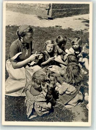 Fotograf Retzlaff, Heinz Reichsarbeitsdienst für die weibliche Jugend Arbeitsmaid im Kindergarten Serie 1 Nr. 6