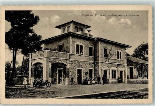 Tirrenia Bahnhof Motorrad