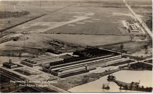 USA, Deaborn, Michigan: Flughafen und Maschinenhallen von Ford und Lincoln, Ford Motor Company,Artcraft Photo Co. Flughafen um 1930/40