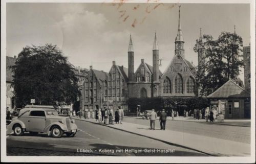 1939 Lübeck, Schleswig-Holstein: Koberg mit Blick auf das Heiligen-Geist-Hospital, Automobil, Foto-Ak Nr. 58,Ludwig Meyer