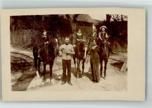 Steyr Gruppenfoto Kinder mit Pferd Mann und Frau