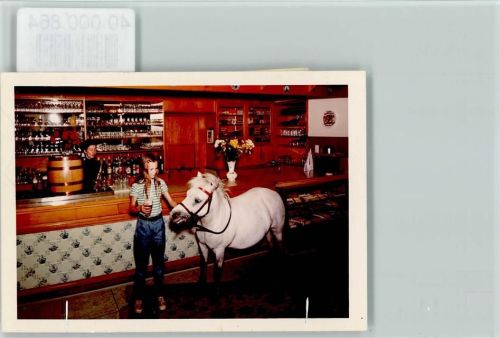 Bokel Hotel Mühle Innenansicht, Pony trinkt Bier am Tresen, Bierfass