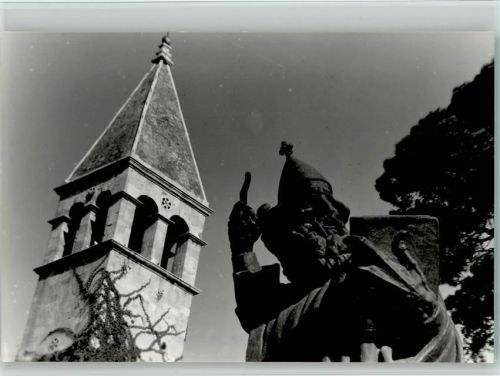 Fingerzeig neben der Kathedrale