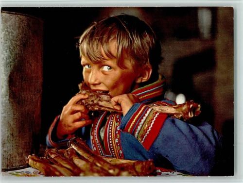 Norwegischer Lapland Junge in Tracht ist Rentierfleisch Samegutt