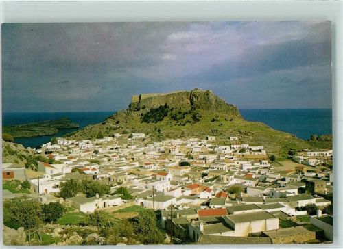 Lindos Die neue Stadt Lindos mit der Akropolis im Hintergrund