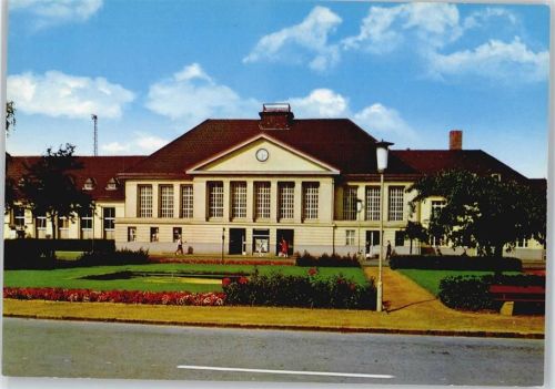 Viersen Hauptbahnhof Wiese Uhr Blumen Laterne Fußgänger