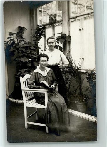 Auf der Veranda ein Buch lesen ca 1918 AK