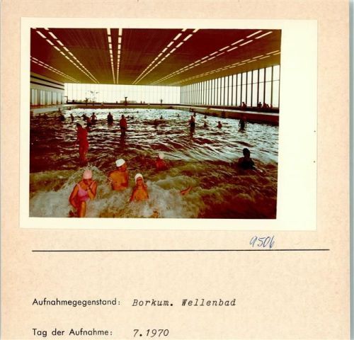 Borkum Wellenbad Innenaufnahme Badekappenpflicht Foto montiert auf Karton