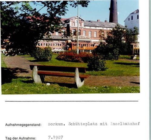 Borkum Schütteplatz mit Inselbahnhof Foto montiert auf Karton