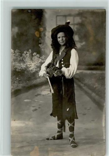 1916 Frau im Kostüm mit einer Geige AK