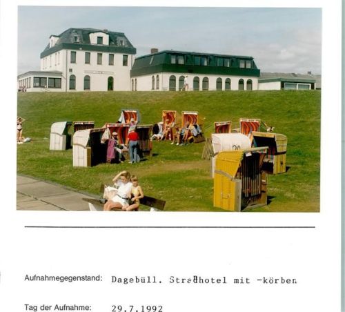 Dagebüll Strandhotel mit -körbenFoto montiert auf Karton