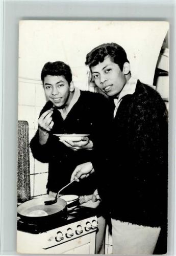 1965 The Blue Diamonds beim Kochen AK