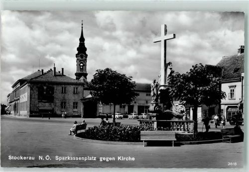 Stockerau Sparkassenplatz gegen Kirche