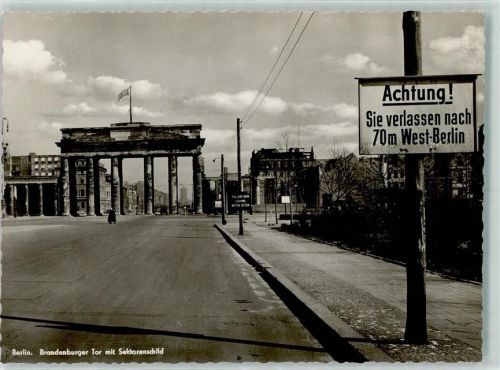 Berlin Mitte Brandenburger Tor mit Sektorenschild AK