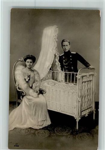 1906 Kronprinzenpaar mit Baby im Kinderbett AK Gute Erhaltung