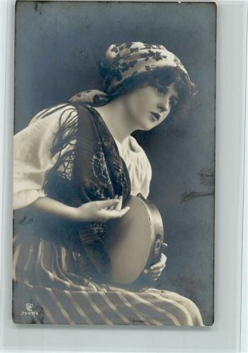 Frau mit einem Tamborin - Serie 3547-6 , gute Erhaltung AK