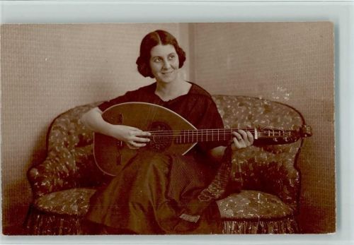 Frau mit einer Gitarre,