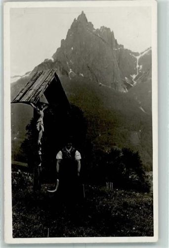 Dolomiten Wegkreuz Frau Tracht