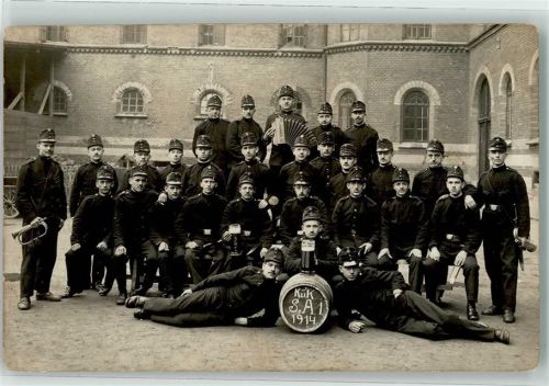 Hetzendorf 1914 K u. K S.A.1 Gruppenfoto Ziehharmonika Horn Bierkrug Ort lt. Stempel