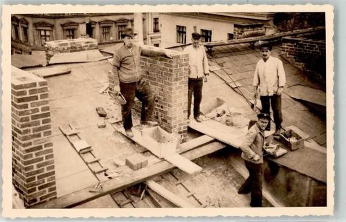 Baustelle auf dem Dach Schornstein mauern Maurer Bauarbeiter FOTO KEINE AK