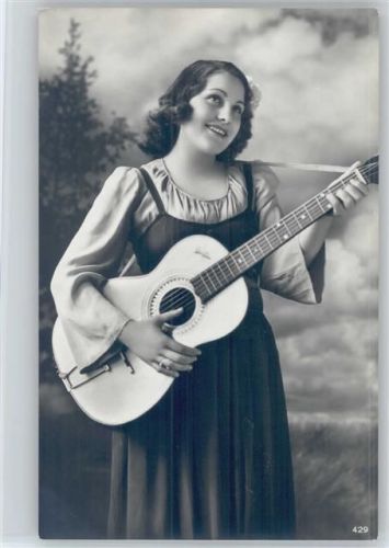 Schöne Foto AK Frau mit Gitarre ca 1941 AK