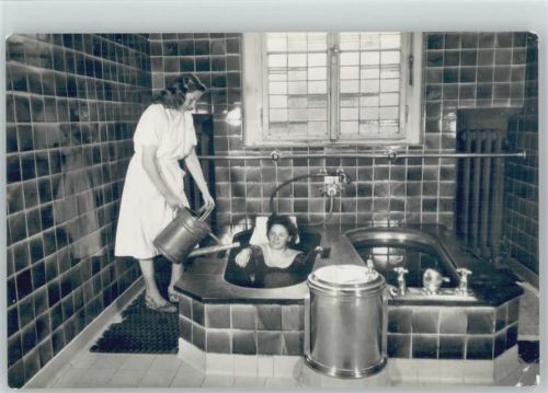 Bad Elster Frau im Moorbad 1959 , Raum mit zwei Wannen, Foto AK