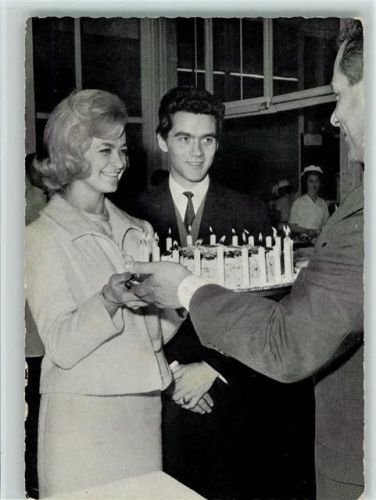 Marika Kilius, Jürgen Bäumler bekommen eine Torte