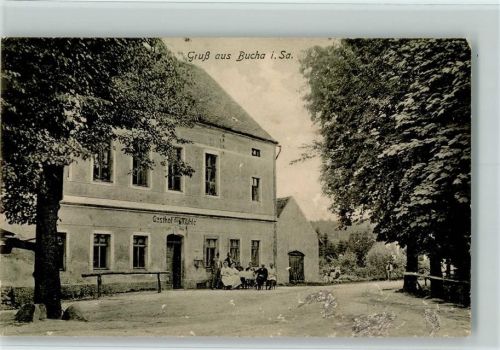 Bucha 1919 Gasthof zur Mühle, Gäste sitzen vor dem Haus AK