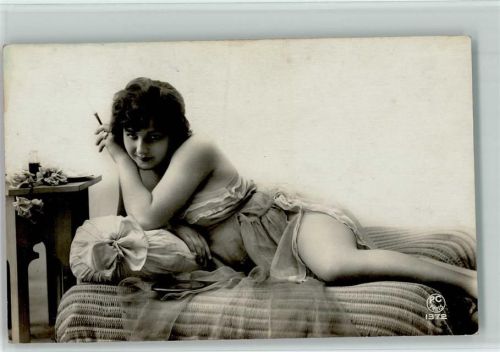 Nr. 1372 Erotik - Frau liegt in Unterwäsche auf dem Bett AK