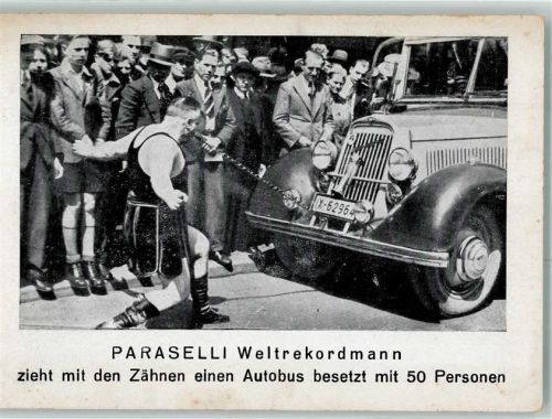 Paraselli Weltrekordmann zieht mit den Zähnen einen Autobus besetzt mit 50 Personen