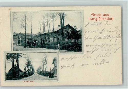 Langniendorf 1902 Dorfstrasse und Haus, davor steht eine Familie AK