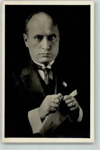 Der Duce mit ernstem Gesichtsausdruck im eleganten Anzug