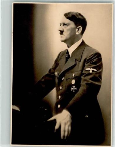 Portraitaufnahme des Reichskanzlers am Rednerpult Photo Hoffmann 10a