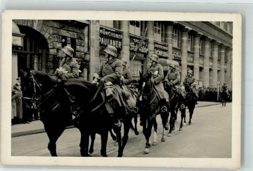Köln Altstadt-Nord 103 Soldaten zu Pferd während einer Parade Ort lt. Fotograf Kämmerer
