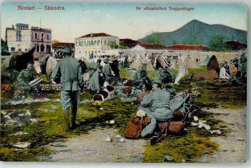 Shkodra im albanischen Truppenlager Soldat Uniform