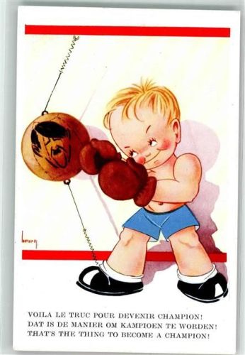 Kleiner Junge boxt einen Punchingball mit dem Konterfei von Hitler