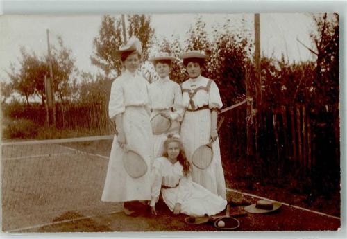 1910 - 1920 Frauen auf dem Tennisplatz Tennisschläger