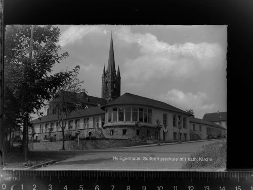 Heiligenhaus Suitbertusschule m. Kath. Kirche