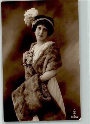 Elegante junge Frau mit Muff Hutmode PFB 2153/2 Pelzmode 1914
